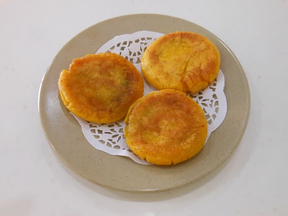 Pan-fried Pumpkin Pastry with Egg Custard Fillings 香軟奶皇南瓜餅